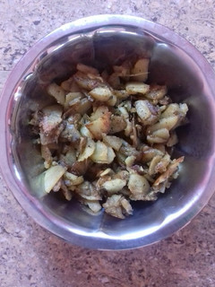 உருளைக்கிழங்கு மிளகு வறுவல் (Urulaikilanku milaku varuval recipe in tamil) செய்முறை முக்கிய புகைப்படம்