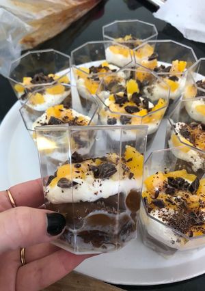 Una foto de Postre de crema, durazno y dulce de leche