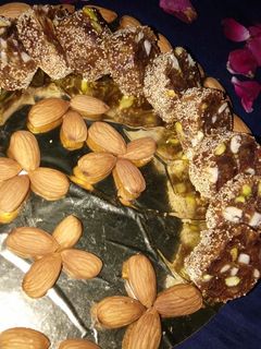 खजूर ड्राई फ्रूट रोल (Khajoor dry fruit roll recipe in hindi) रेसिपी मुख्य फोटो