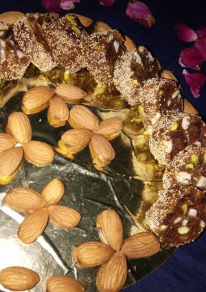 खजूर ड्राई फ्रूट रोल (Khajoor dry fruit roll recipe in hindi) रेसिपी मुख्य फोटो