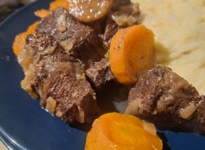 Une photo de Joue de boeuf, carotte et cornichon