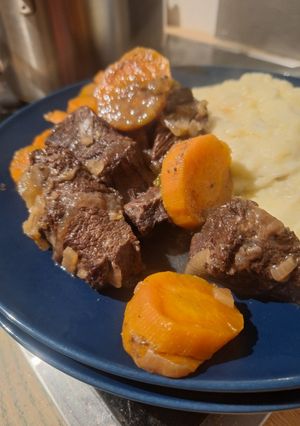 Une photo de Joue de boeuf, carotte et cornichon