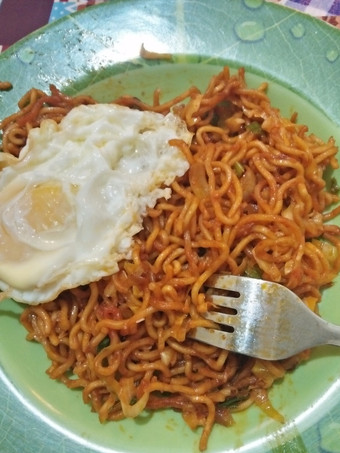 Resep Homemade Mie Goreng Pedas telor ceplok Wajib Dicoba