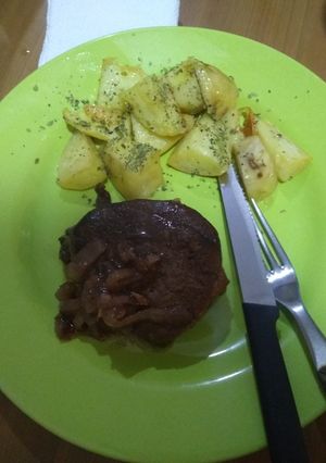Una foto de Carne con papas