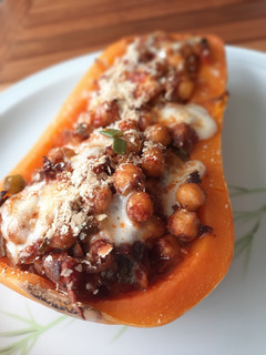 Una foto de Calabaza Rellena con Garbanzos - RECETA VEGETARIANA 🌱