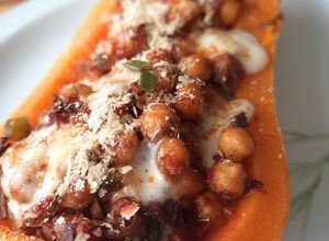 Una foto de Calabaza Rellena con Garbanzos - RECETA VEGETARIANA 🌱