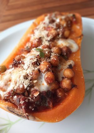 Una foto de Calabaza Rellena con Garbanzos - RECETA VEGETARIANA 🌱