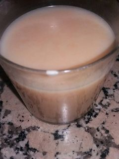 Una foto de Caldo de pollo con zanahoria, puerro y ajo