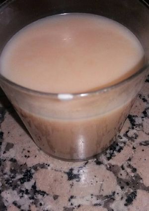 Una foto de Caldo de pollo con zanahoria, puerro y ajo