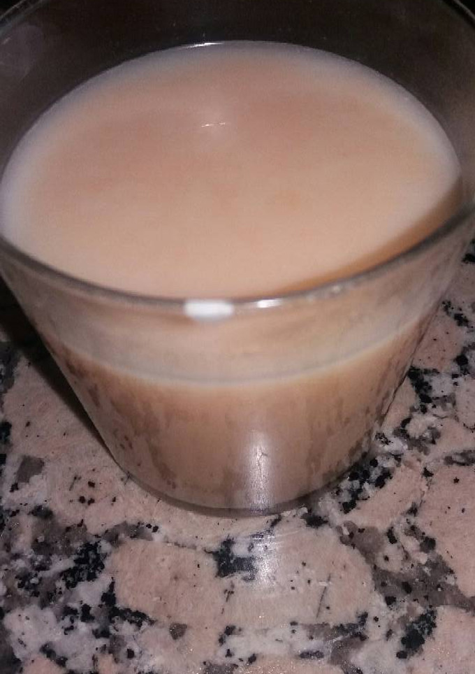 Una foto de Caldo de pollo con zanahoria, puerro y ajo