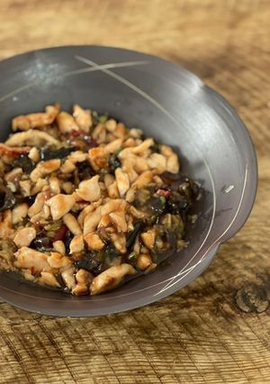 A picture of Chicken breast stir fry with chilli, soysauce, black vinegar, Chinese style.
