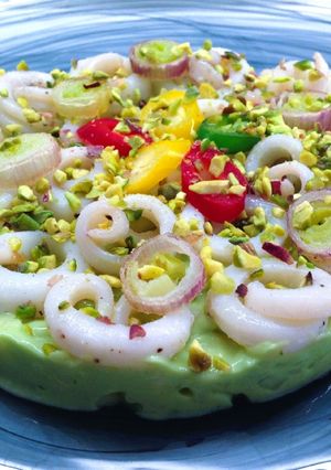 Foto di Crema di avocado, con calamari e cipollotti fritti