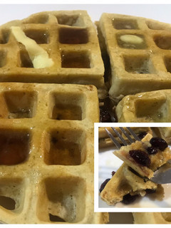 Una foto de Wafles de avena y cranberry
