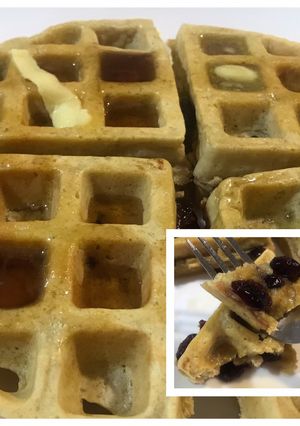 Una foto de Wafles de avena y cranberry