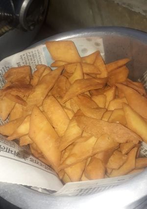 A picture of Namkeen matar or Namak pare.