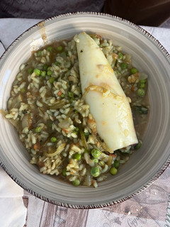 Una foto de Arroz de calamar y guisantes