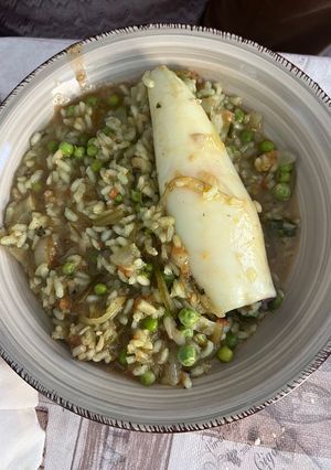 Una foto de Arroz de calamar y guisantes