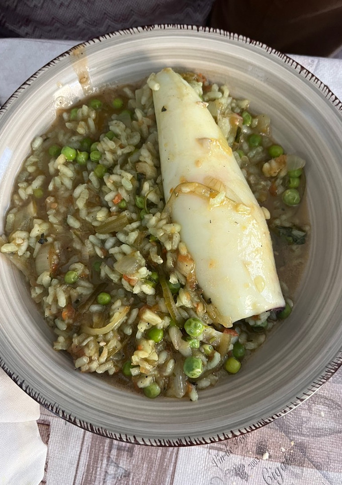 Una foto de Arroz de calamar y guisantes