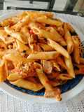 Penne con atún a lo Kalandrie.