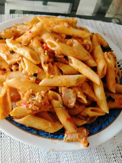 Una foto de Penne con atún a lo Kalandrie.