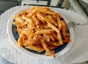 Una foto de Penne con atún a lo Kalandrie.
