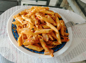 Una foto de Penne con atún a lo Kalandrie.