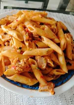 Una foto de Penne con atún a lo Kalandrie.