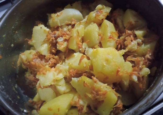 Картофель с луком и морковью