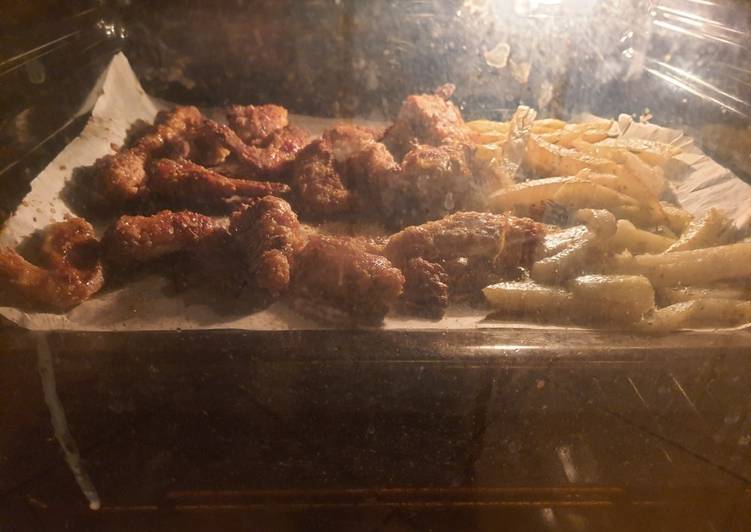 Baked spicy honey chicken wings with potatoes Baked spicy honey chicken wings with potatoes