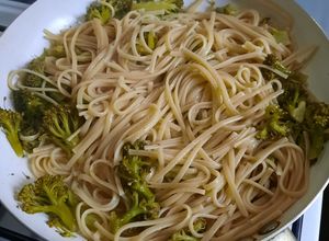 Una foto de Fideos con brócoli congelados