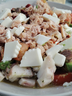 Una foto de Ensalada de tomate, queso y potón