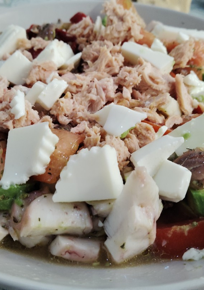 Una foto de Ensalada de tomate, queso y potón