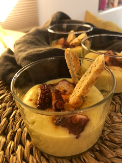 Una foto de Vasitos de pulpo sobre crema de patata