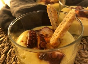 Foto principal de Vasitos de pulpo sobre crema de patata