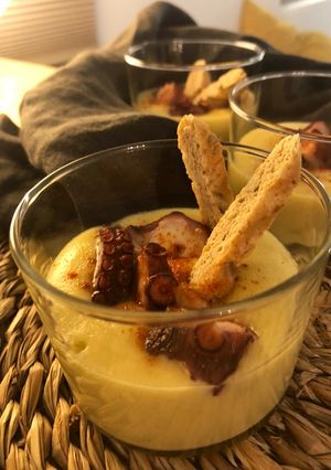 Una foto de Vasitos de pulpo sobre crema de patata