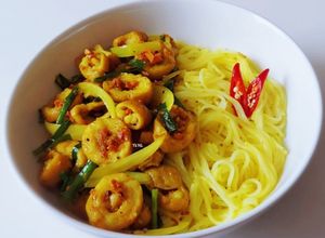 Hình của món Bún nghệ xào LÒNG HEO.