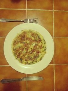 Una foto de Tortilla de espárragos y ajos tiernos
