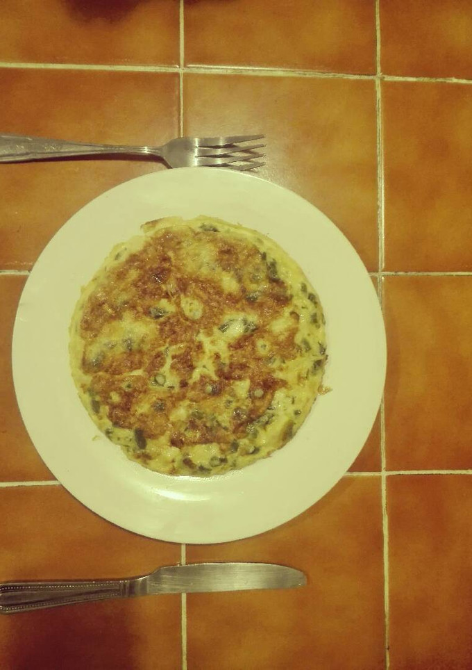 Una foto de Tortilla de espárragos y ajos tiernos