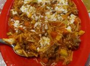 Una foto de spaguetti con pollo