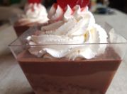 Una foto de chocoflan decorada