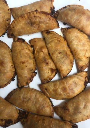 Una foto de 177. Empanadillas de pimiento, cebolla caramelizada y queso de cabra (picoteo)