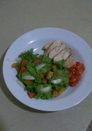 Foto resep Menu Diet: Ayam Panggang Kelapa + Salad Sayuran + Sambal Mentah