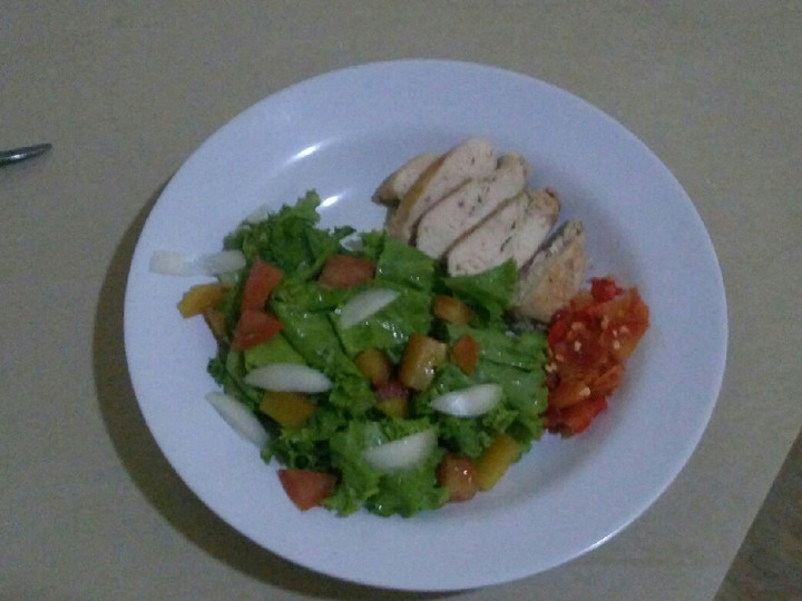 Wajib coba! Resep memasak Menu Diet: Ayam Panggang Kelapa + Salad Sayuran + Sambal Mentah  menggugah selera