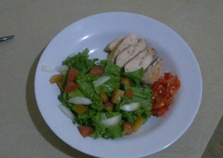 Menu Diet: Ayam Panggang Kelapa + Salad Sayuran + Sambal Mentah