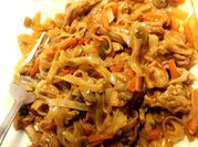 Una foto de wok hoisin