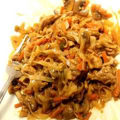 Una foto de Fideos de arroz con verduras y salsa Hoisin (picante opcional)