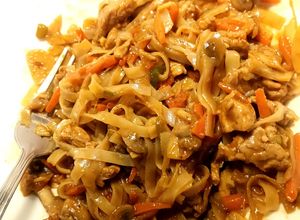 Foto principal de Fideos de arroz con verduras y salsa Hoisin (picante opcional)