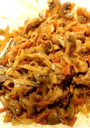 Una foto de Fideos de arroz con verduras y salsa Hoisin (picante opcional)