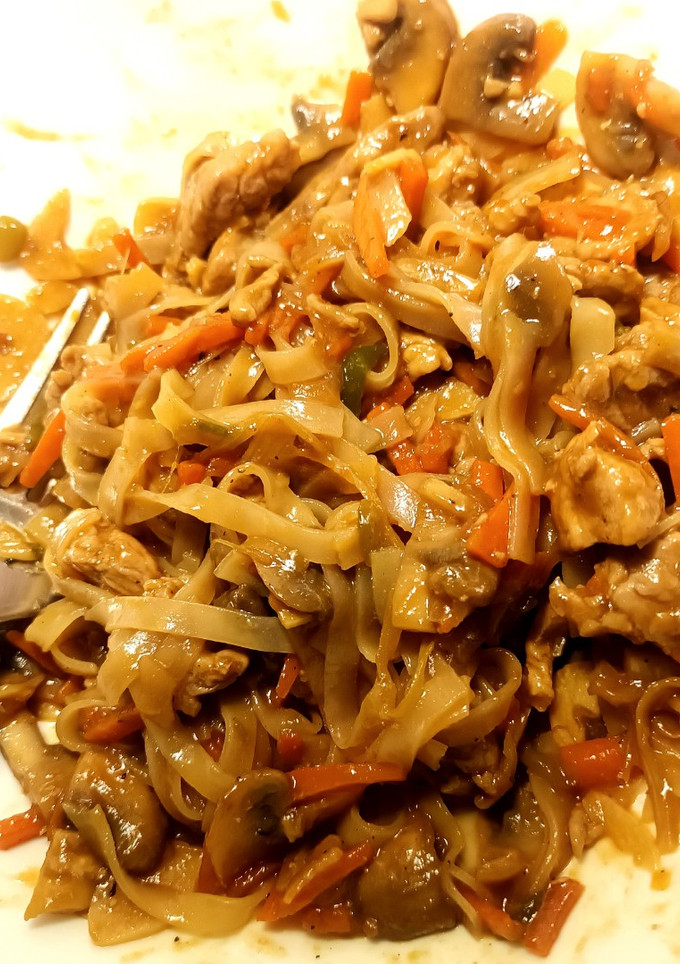 Una foto de Fideos de arroz con verduras y salsa Hoisin (picante opcional)