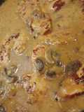 دجاج بصوص الفطر والبصل (دجاج سترغونوف)